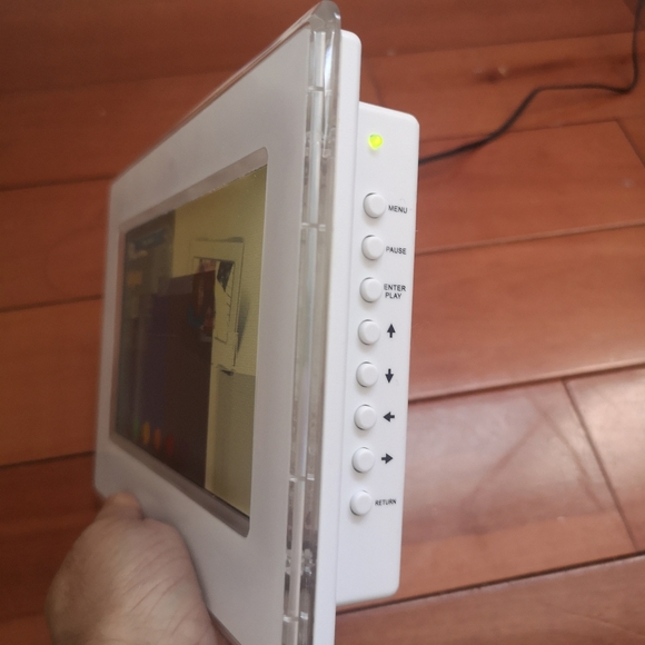 Royal 7" Digital Picture Album, Plug & Play, Most Media Cards, Remote & Manual - Picture 6 of 10